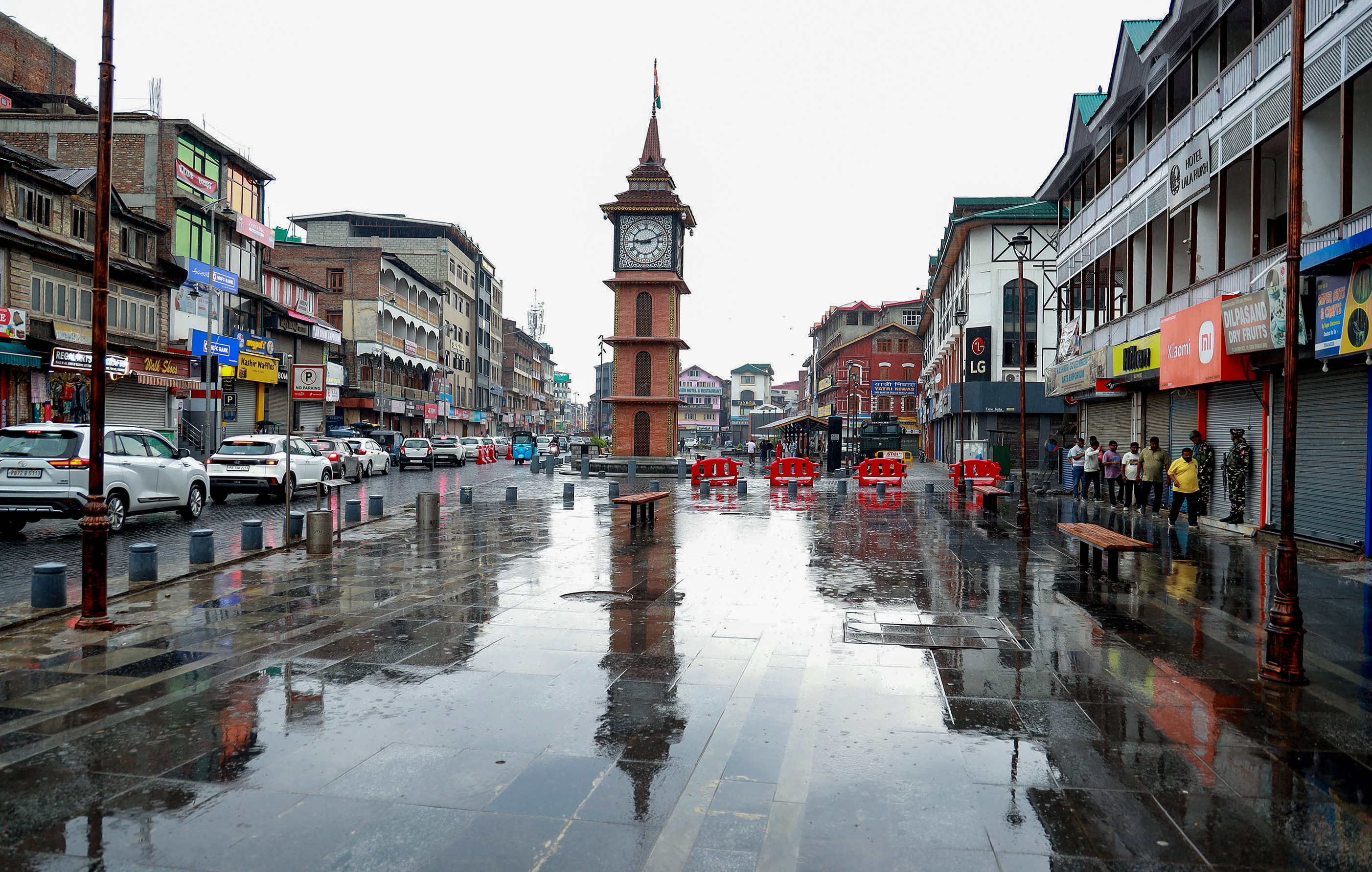 तस्वीर श्रीनगर के लाल चौक की है। शनिवार को यहां तेज बारिश हुई। इससे तापमान में और ज्यादा गिरावट दर्ज की गई।