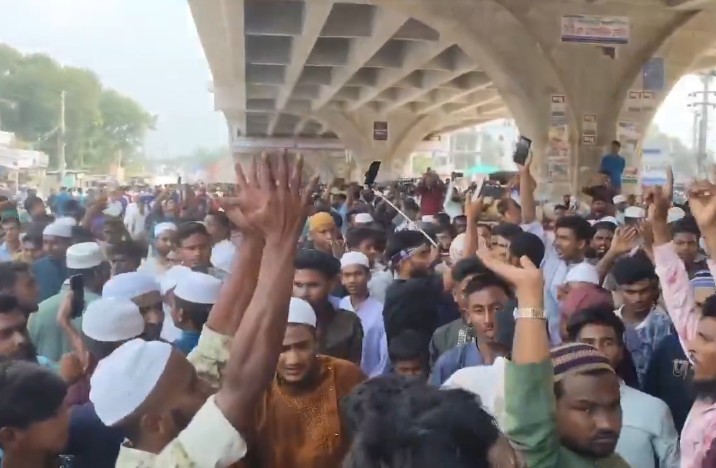 बीते शुक्रवार को चटगांव में राम मंदिर के खिलाफ प्रदर्शन करते हुए कट्टरपंथी।