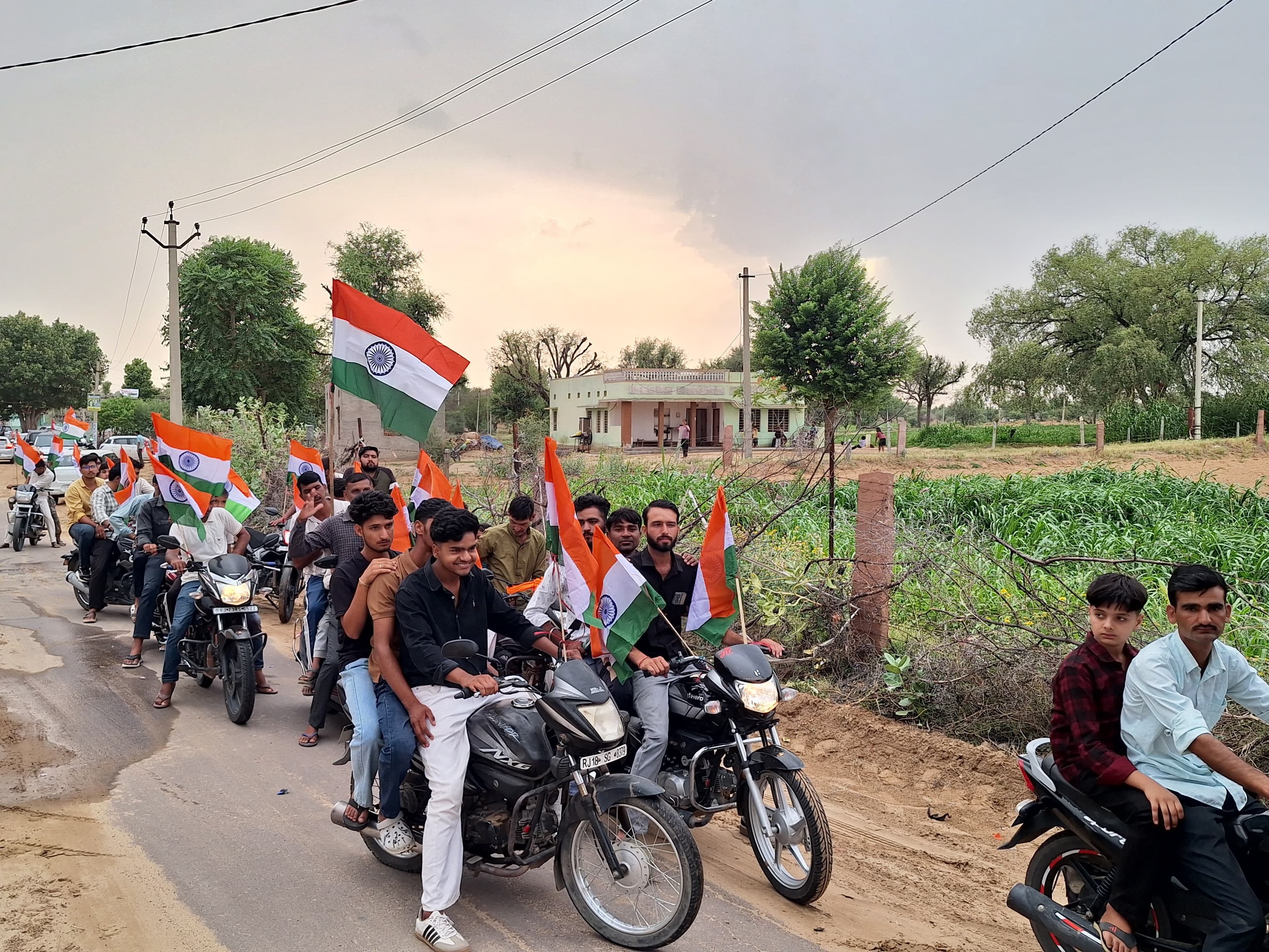 ग्रामीणों ने तिरंगा यात्रा निकाली।