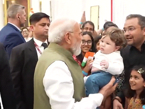 फ्रांस के नीस शहर में भारतीय समुदाय ने पीएम का स्वागत किया। पीएम ने एक बच्चे को दुलार भी किया।