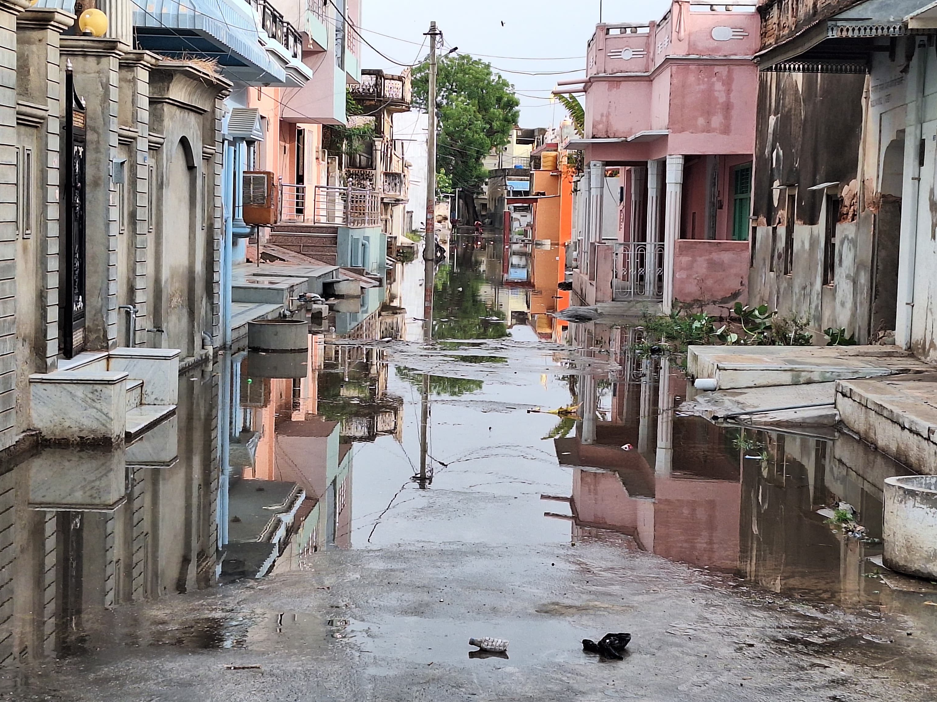गलियों में बारिश का पानी भर गया।