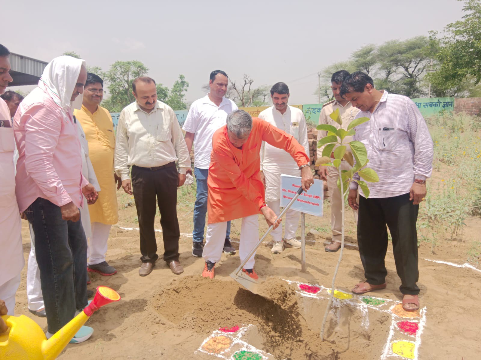 पौधारोपण करते भाजपा सांसद चौधरी धर्मबीर सिंह।