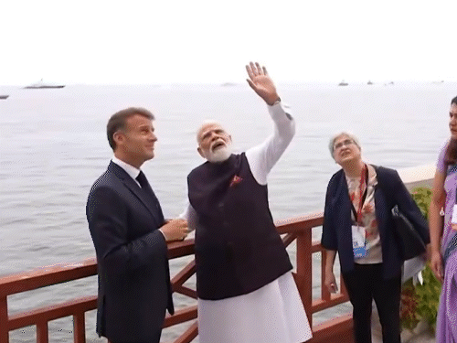 विला केरीलोस घूमने के दौरान मैक्रों पीएम मोदी का हाथ पकड़कर चलते दिखे।