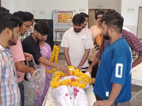 रविवार सुबह गोपाल के परिजन ग्वालियर पहुंचे।