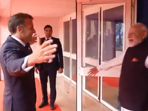PM मोदी और राष्ट्रपति मैक्रों ने नीस में मुलाकात की। एक-दूसरे को गले लगाया।