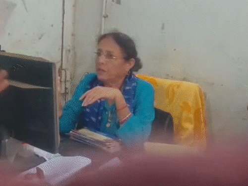 बलौदाबाजार के निपनिया बैंक ब्रांच की महिला मैनेजर का रिश्वत लेते वीडियो वायरल हुआ है। - Dainik Bhaskar