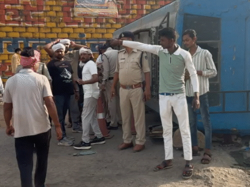 पुलिस और स्थानीय लोगों ने घायलों को बचाया।