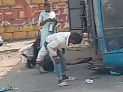 पलटी बस के नीचे यात्री फंस गए।