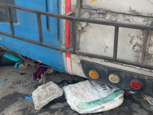 बस के नीचे सामान और यात्री फंसे हुए थे।