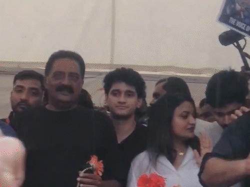 अभिनेता प्रकाश राज हाथों में फूल लेकर विरोध प्रदर्शन में शामिल हुए.