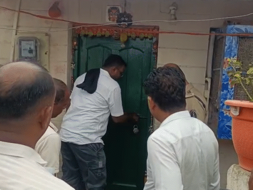 घटना की जानकारी मिलने के बाद जांच के लिए पहुंची पुलिस