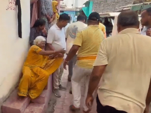बेटे जी वेंकटरमण मूर्ति का शव ले जाने पर फूट-फूटकर रोती मां