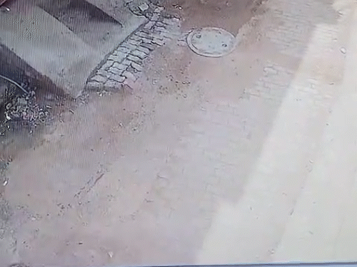 युवक को ऐसे घसीटकर ले गए बदमाश.