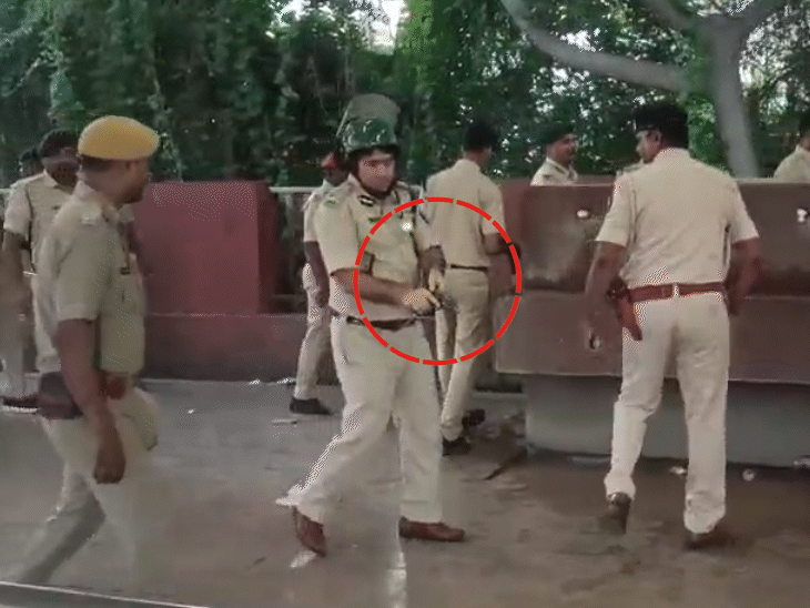 प्रदर्शनकारी छात्रों को कंट्रोल करने के लिए IG ने हवाई फायरिंग की।