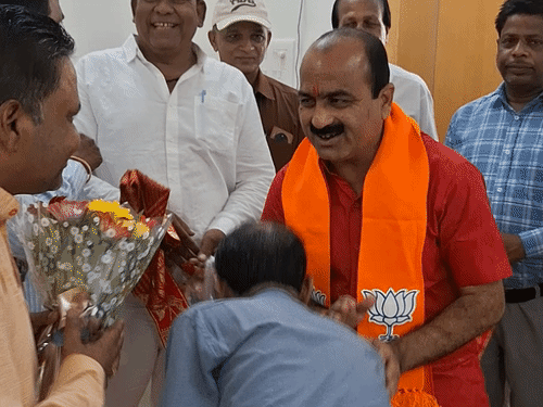 महेश केवट को बधाई देने के लिए कार्यकर्ता लगातार उनके आवास पर पहुंच रहे हैं.
