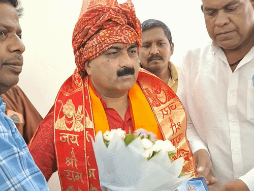 कार्यकर्ताओं द्वारा महेश केवट को शॉल भेंट कर सम्मानित किया गया.