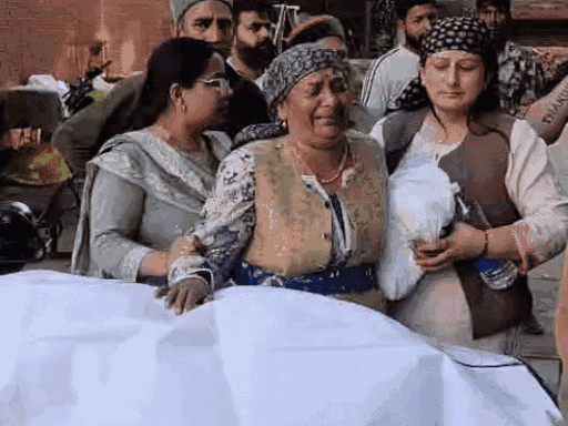शव लेने के बाद रोती मृतक जानकी दास की पत्नी हीना।