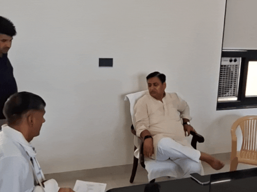 अपने आवास पर लोगों से मुलाकात करते हुए पीसीसी चीफ गोविंद सिंह डोटासरा।
