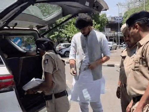 फायरिंग की वारदात के बाद पुलिस ने मेडिकल स्टोर के सामने चेकिंग शुरू कर दी है।