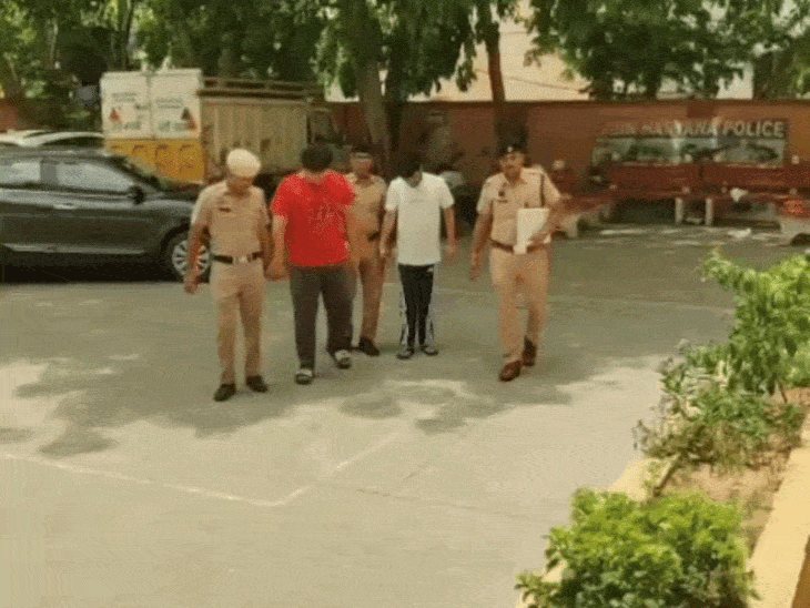 गिरफ्तार आरोपी समर गुलिया और मोहित गाबा को लेकर जाती पुलिस। - Dainik Bhaskar