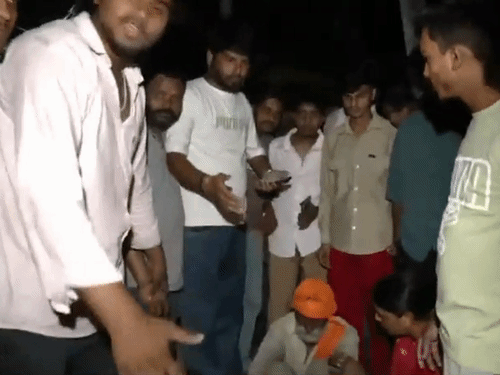 बेटे की मौत के बाद पिता भगवत रोड पर धरने पर बैठ गए।
