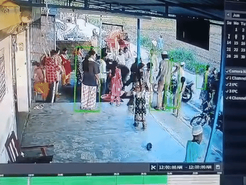 युवक को अधमरा होने तक मारती रही भीड़।