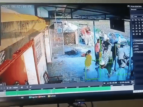 CCTV में घर के आंगन में खड़े बच्चों पर हमला करती हुई भीड़।