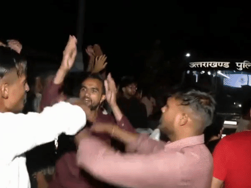 घटना के बाद लोग सड़क पर उतर आए और आरोपियों को गोली मारने की मांग की।