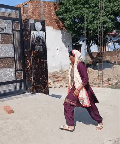 मृतक की पत्नी ने आरोपियों के घर पर ईंटें बरसाईं.