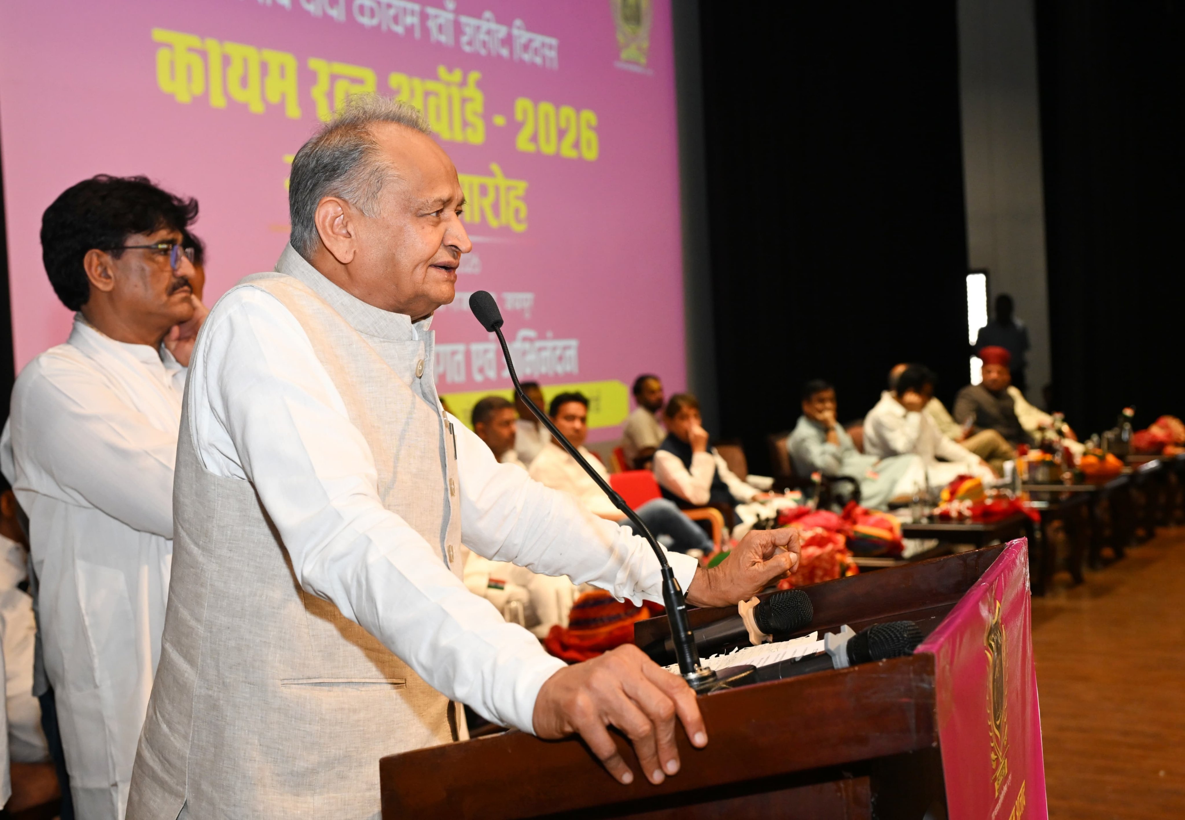 गहलोत ने कहा कि आज बीजेपी वर्सेज ऑल पार्टी होना चाहिए, तब जाकर बीजेपी को समझ में आएगा।