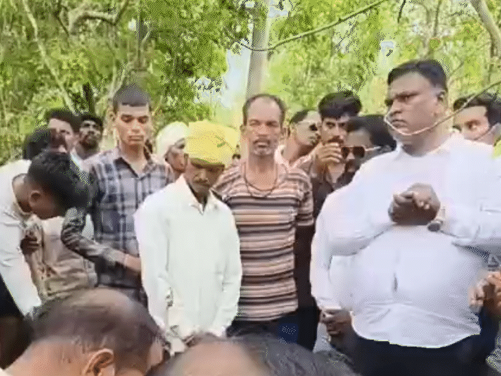 बीजाटोला गांव में घटना स्थल पर वन विभाग के अधिकारी और ग्रामीण।