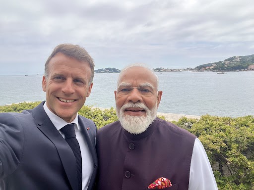 राष्ट्रपति मैक्रों ने पीएम मोदी के साथ सेल्फी ली और X पर पोस्ट किया।