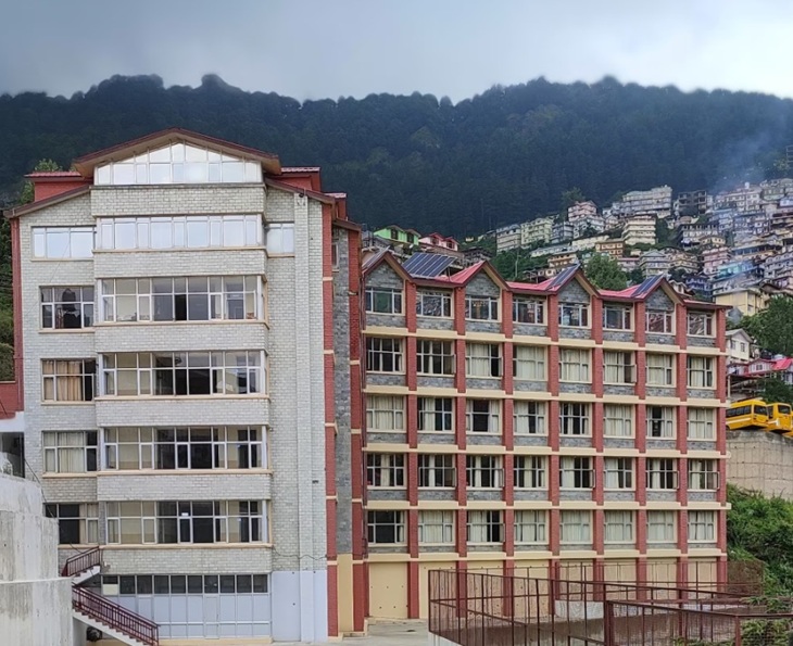 शिमला का सरस्वती पैराडाइज स्कूल, जिसको लेकर भाई-बहन में प्रॉपर्टी विवाद है।
