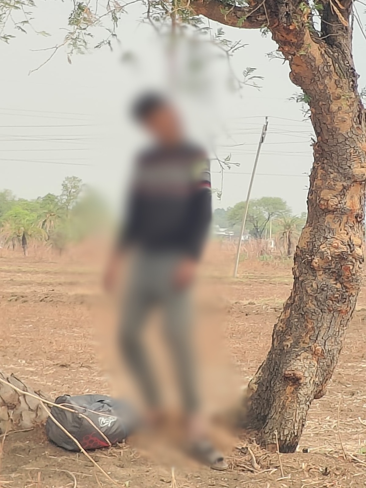 युवक का शव एक पेड़ पर फांसी के फंदे से लटका मिला।