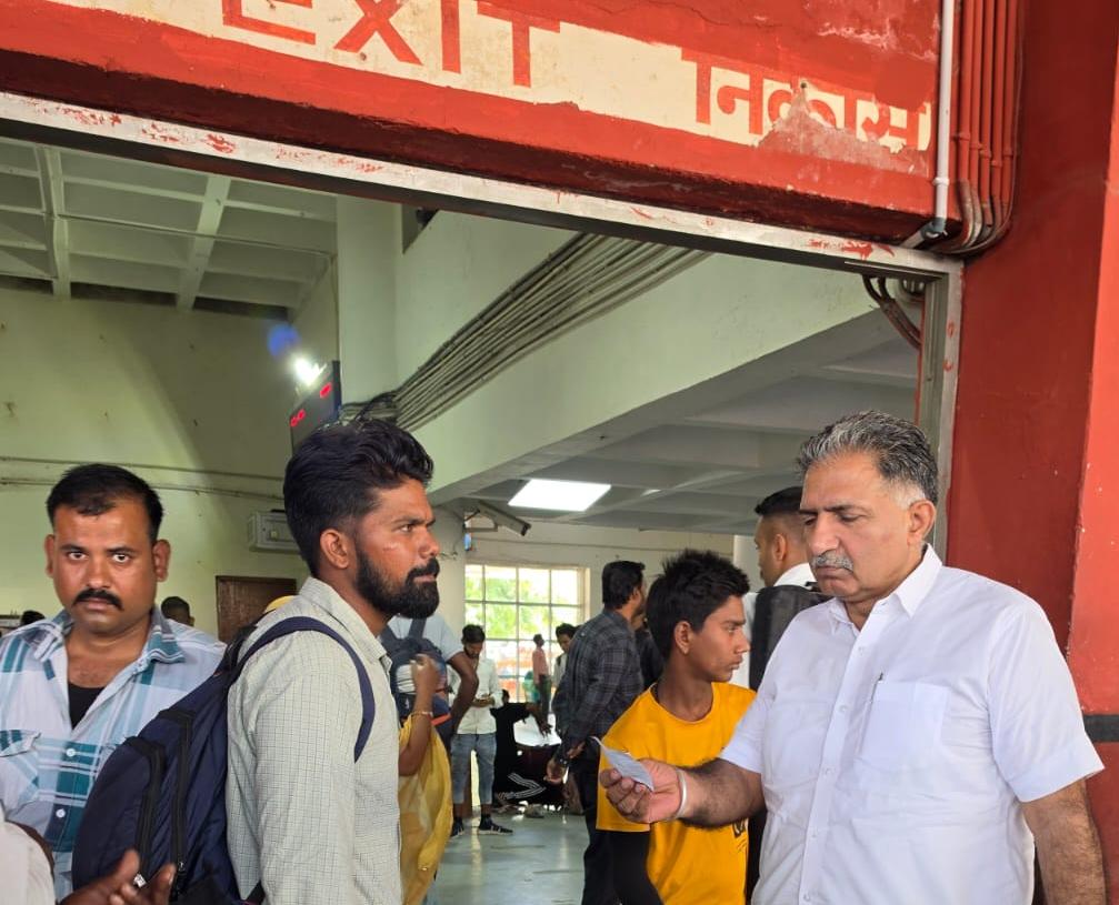 सिटी रेलवे स्टेशन पर यात्रियों के टिकट चेक करते रेलवे अधिकारी।