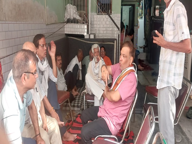 मृतक मोहित वर्मा के घर पर बैठे लोग।