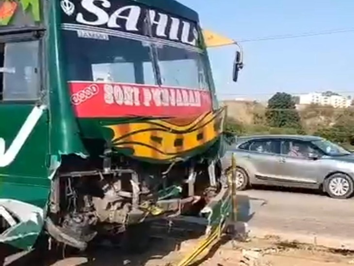 इसी बस से गाड़ी टकराई थी, जिसमें 3 दोस्तों की मौत हो गई।