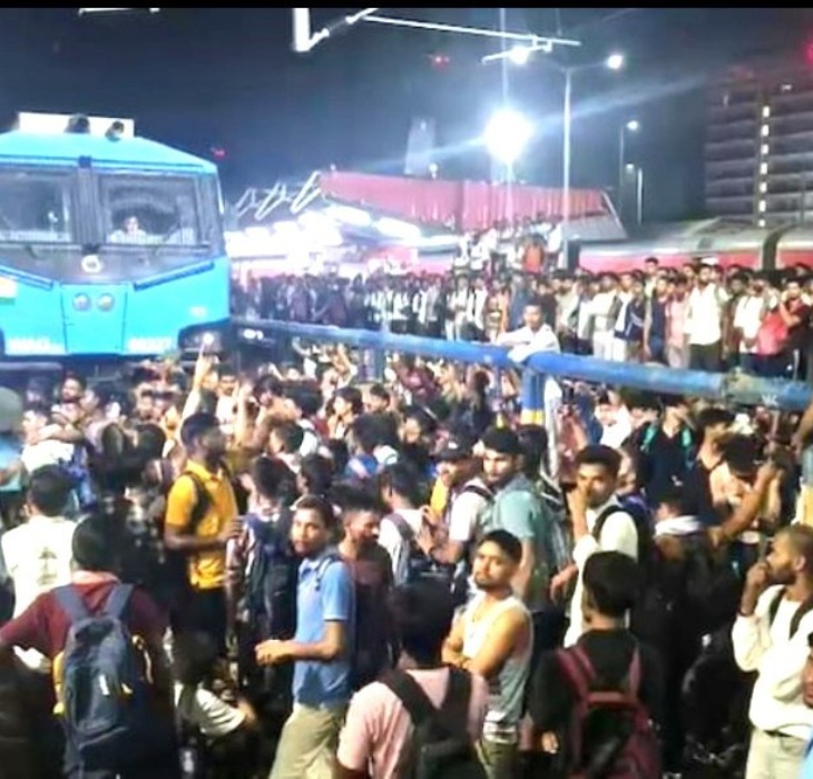 कैंडिडेट्स ने ट्रैक पर उतरकर ट्रेनों को रोका।