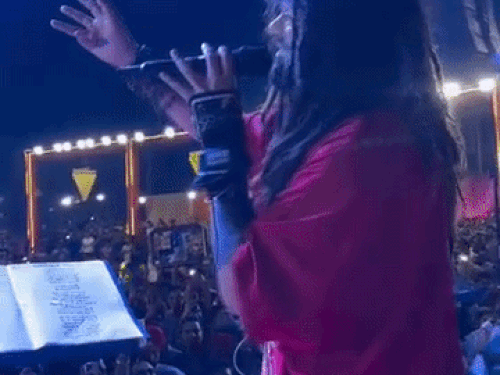 जालंधर के साईं दास स्कूल ग्राउंड में शिव भजन सुनाते हंसराज रघुवंशी।