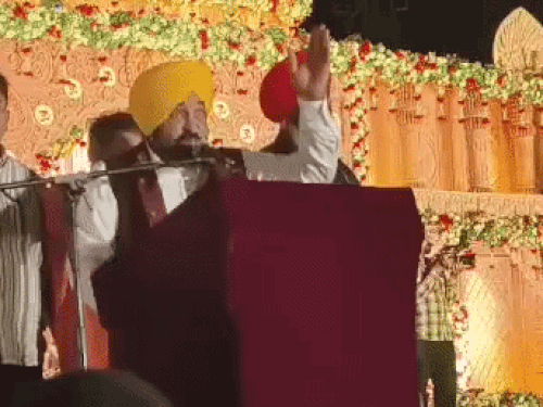 धार्मिक कार्यक्रम के दौरान संबोधित करते सीएम भगवंत मान।