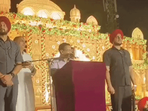धार्मिक कार्यक्रम में संबोधित करते अरविंद केजरीवाल।