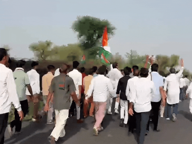 पैदल मार्च में बड़ी संख्या में इस्लामपुर गांव के लोग शामिल हुए।