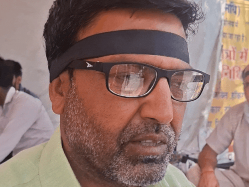 अर्धनग्न होने के साथ ही धरने पर बैठे लोगों ने सिर पर काली पट्टी बांधी।