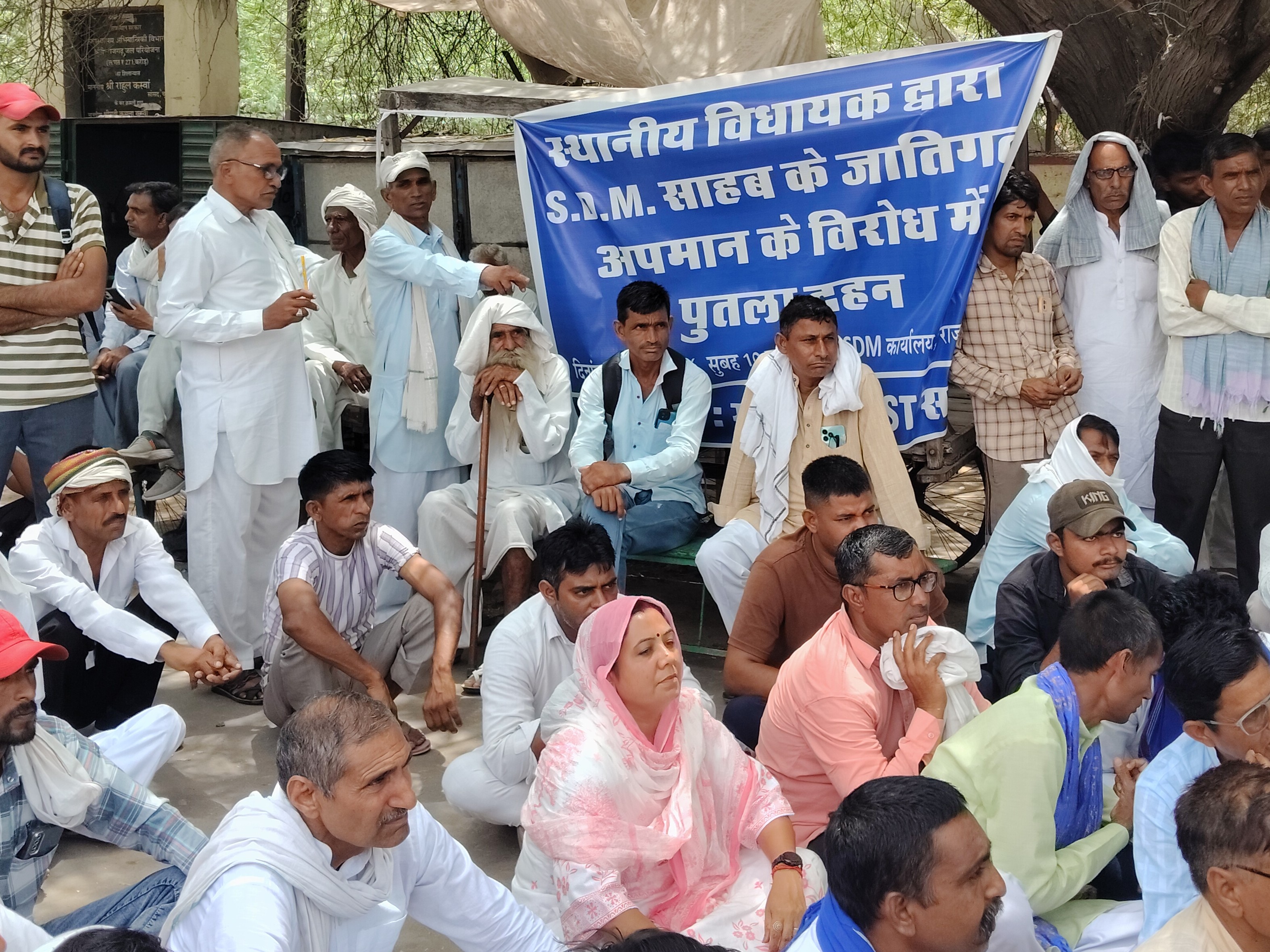 राजगढ़ में सोमवार सुबह एससी समाज के लोगों ने विधायक मनोज न्यांगली के खिलाफ प्रदर्शन किया।