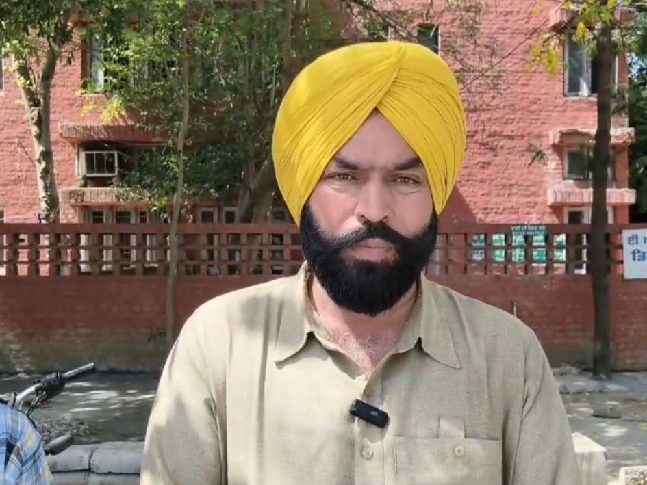 घटना की जानकारी देते बेगमपुरा के सरपंच हरकमल सिंह।