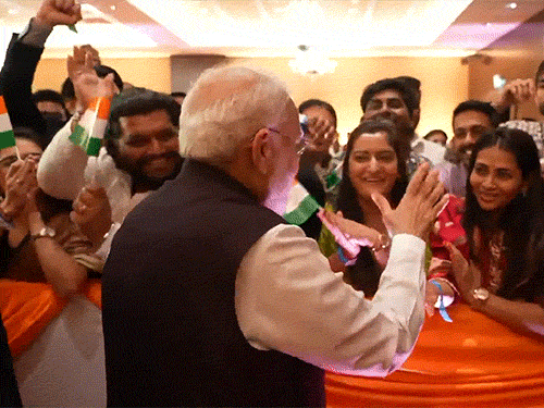 स्लोवाकिया में रहने वाले कई भारतीय ब्रातिस्लावा एयरपोर्ट पर पीएम मोदी से मिलने पहुंचें। यहां मोदी-मोदी के नारे लगे।