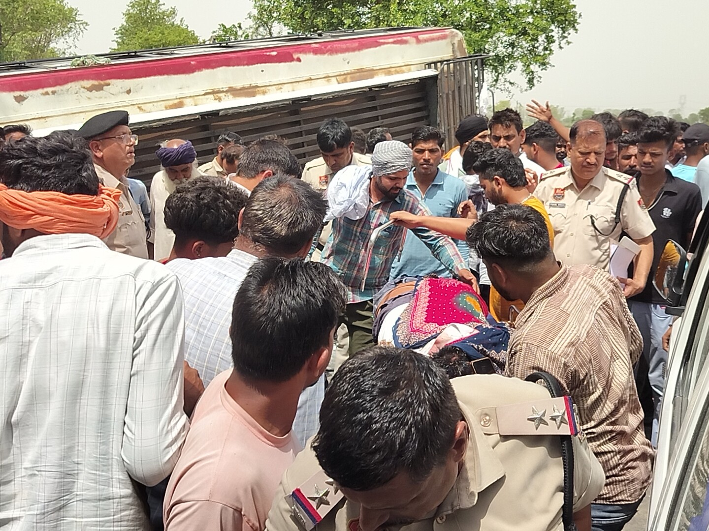 हादसे में घायल लोगों को अस्पताल ले जाया गया। 3 लोगों की मौके पर ही मौत हो गई।
