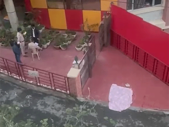 शिमला स्कूल परिसर के बाहर पड़ी मनीषा मित्तल की लाश। और अंदर जांच करती पुलिस। फाइल फोटो