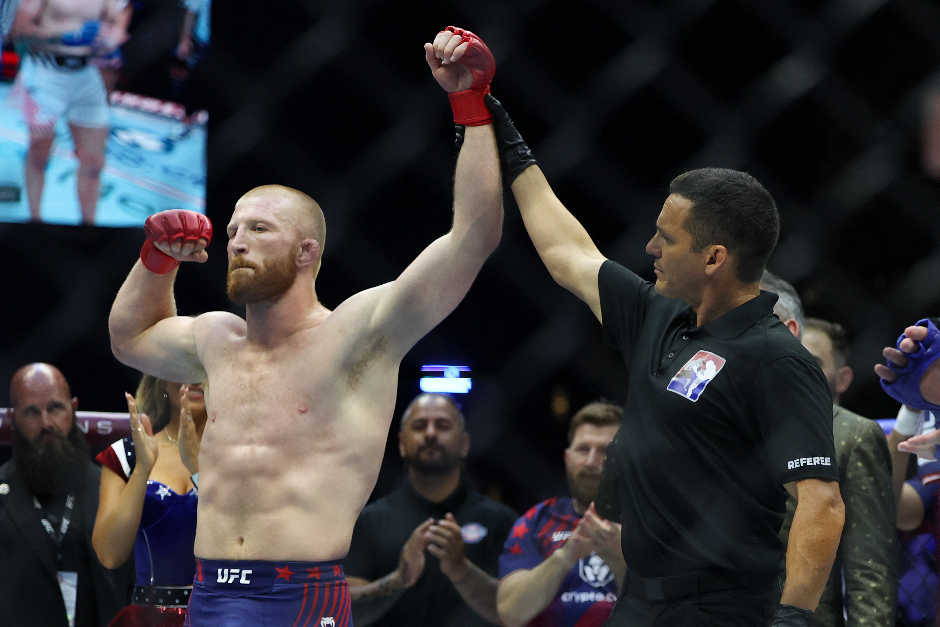 UFC फ्रीडम 250 में काइल डाउकस को हराने के बाद जीत का जश्न मनाते अमेरिकी फाइटर बो निकल। वह जीत के बाद तुरंत ट्रम्प से हाथ मिलाने पहुंचे।