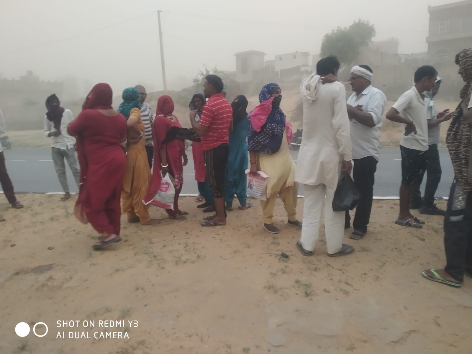 हादसे के बाद मौके पर जमा हुए लोग